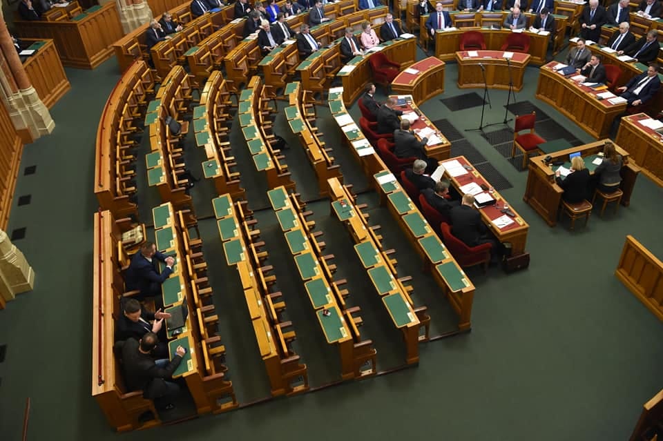 Több százezer forinttal is nőhet a helyettes államtitkárok fizetése