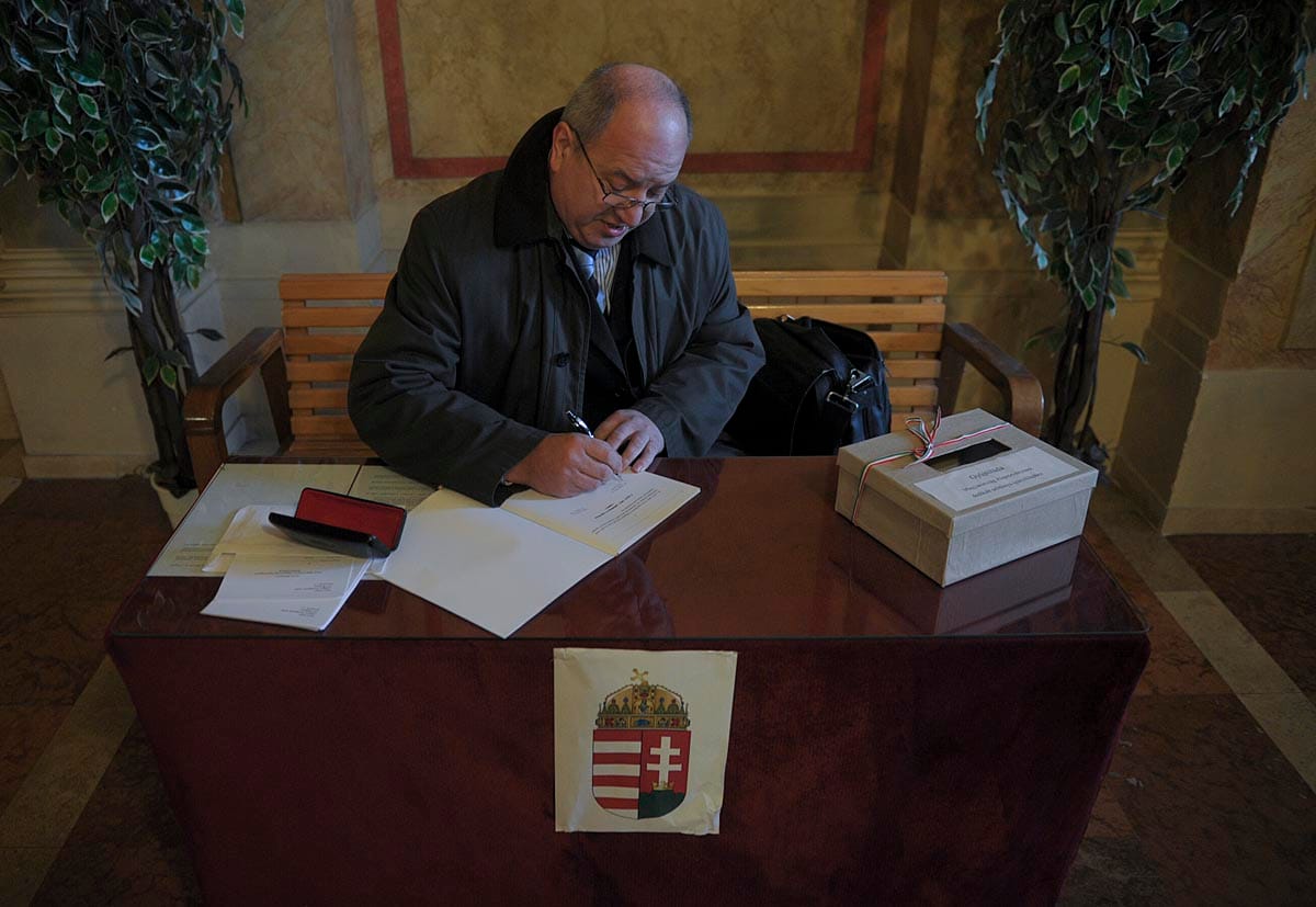 Korózs bocsánatot kért a benézett jobbikos plakát miatt