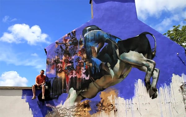 Street art percek: festékbe forgatott tehenek (videó)