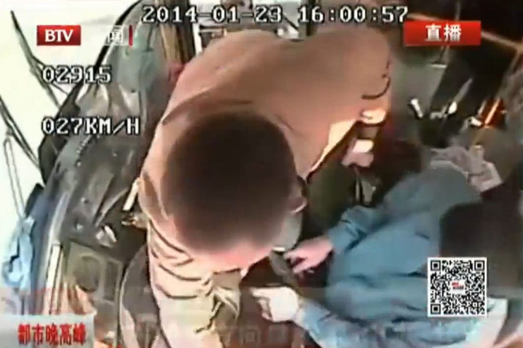 Menet közben támadt a buszsofőrre egy utas, baleset lett a vége – videó