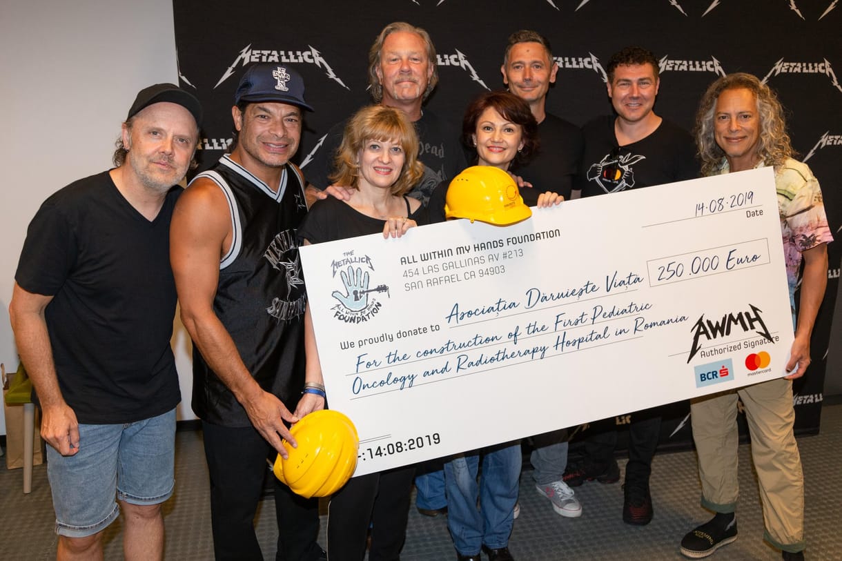 Milliókat adott az első romániai gyermekonkológiai klinika építésére a Metallica