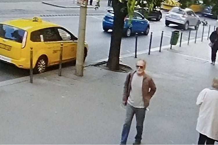 Ollóval szurkált ez a férfi a Jászain, keresik a rendőrök – fotó
