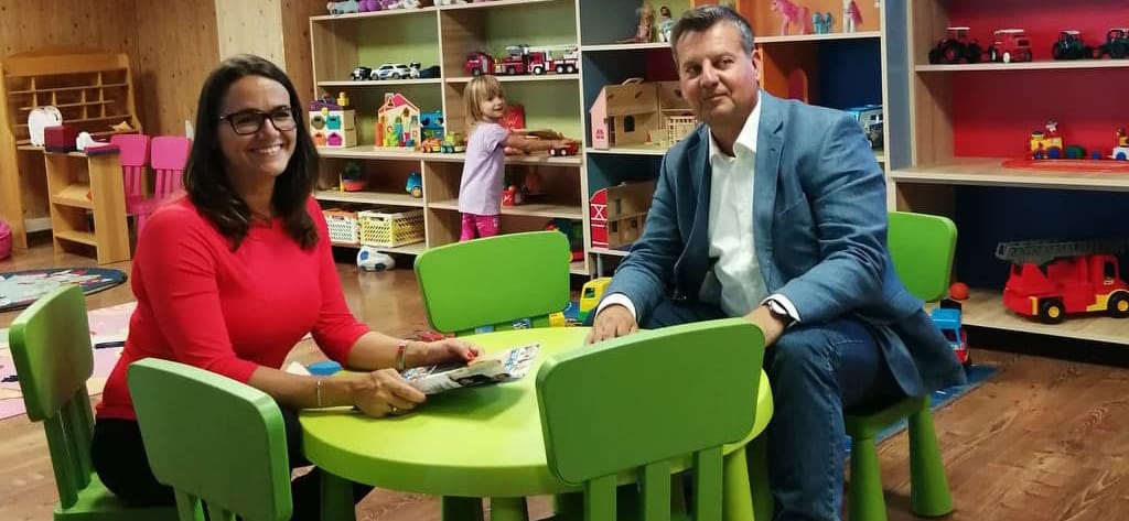 Fideszes kampány: Novák Katalin államtitkár és Klausmann Viktor polgármesterjelölt gyerekjátékok között interjúvolták meg egymást