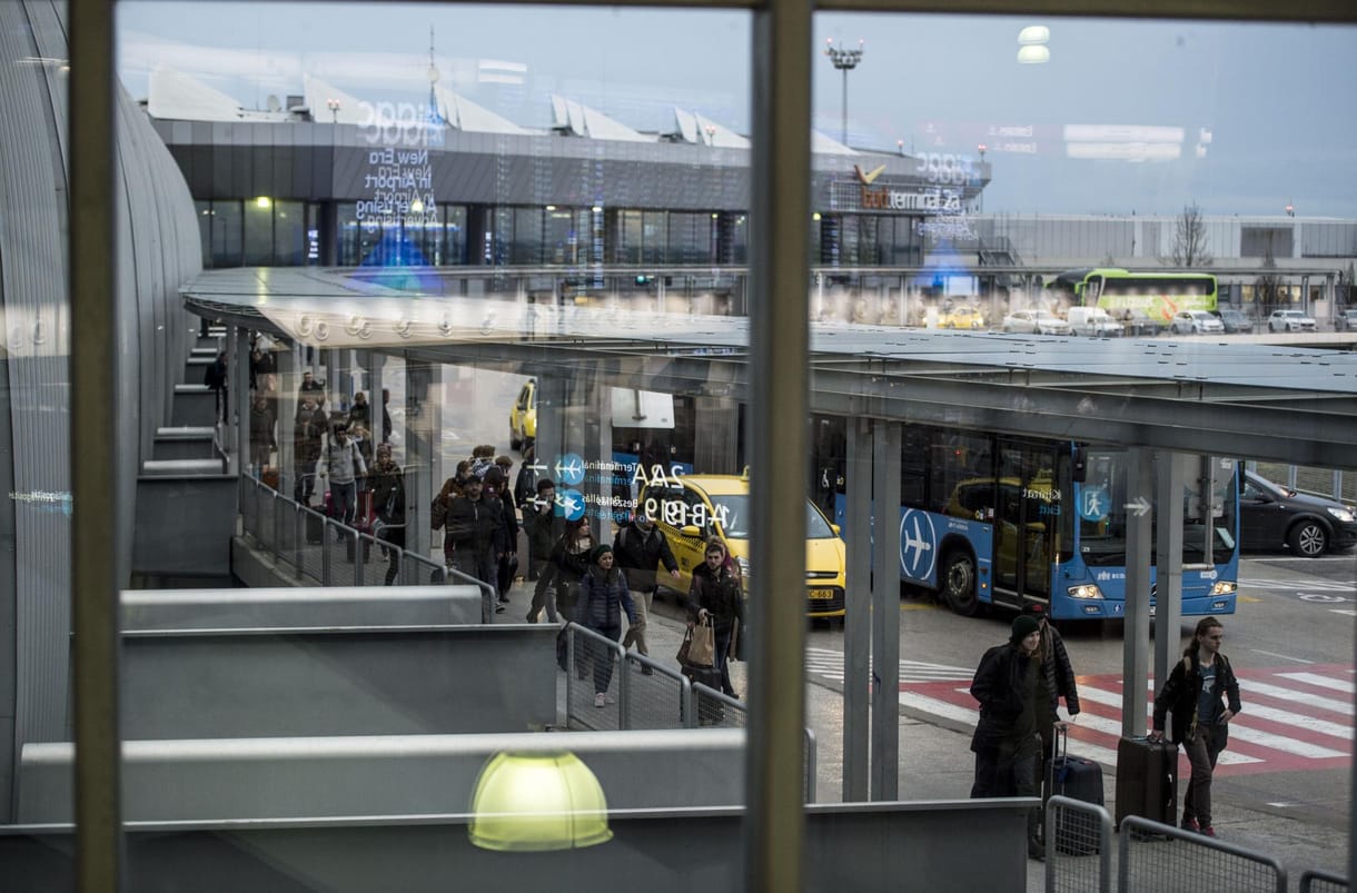 A sanghaji gép utasai a repülőn vártak, míg vizsgálták a lázas pilótát