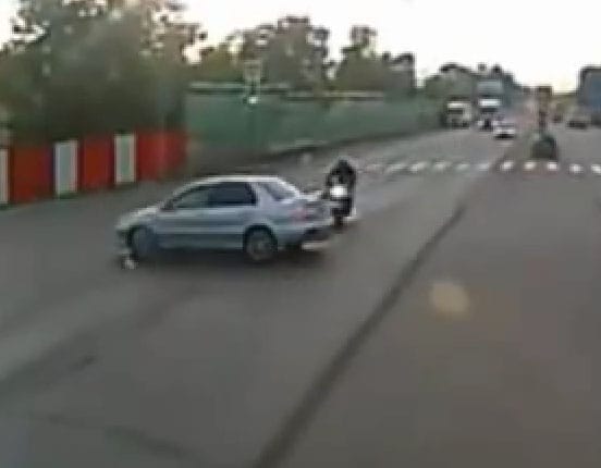 Ilyen, amikor mázlija van a motorosnak egy necces helyzetben - videó