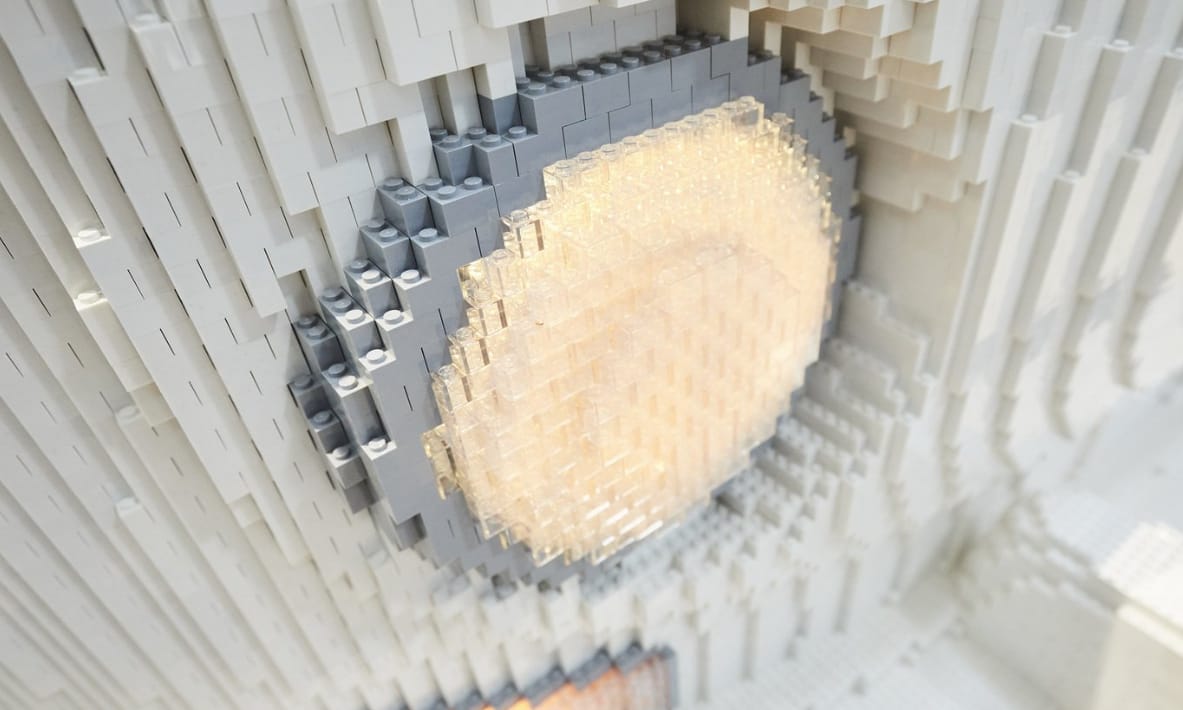 Még a mosogató is kockákból áll az életnagyságú Lego VW lakóbuszban