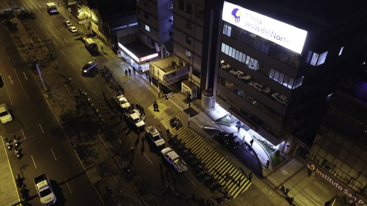 Semmibe vették a korlátozásokat, tragédia lett az illegális perui buliból