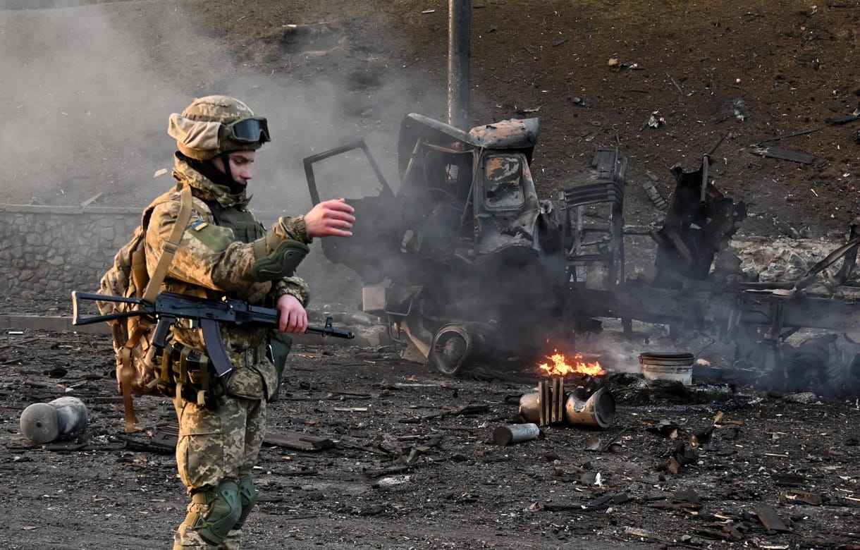 Az oroszok Kijev bombázását ígérik, az ukránok a megvédését – percről percre az ukrán háborúról