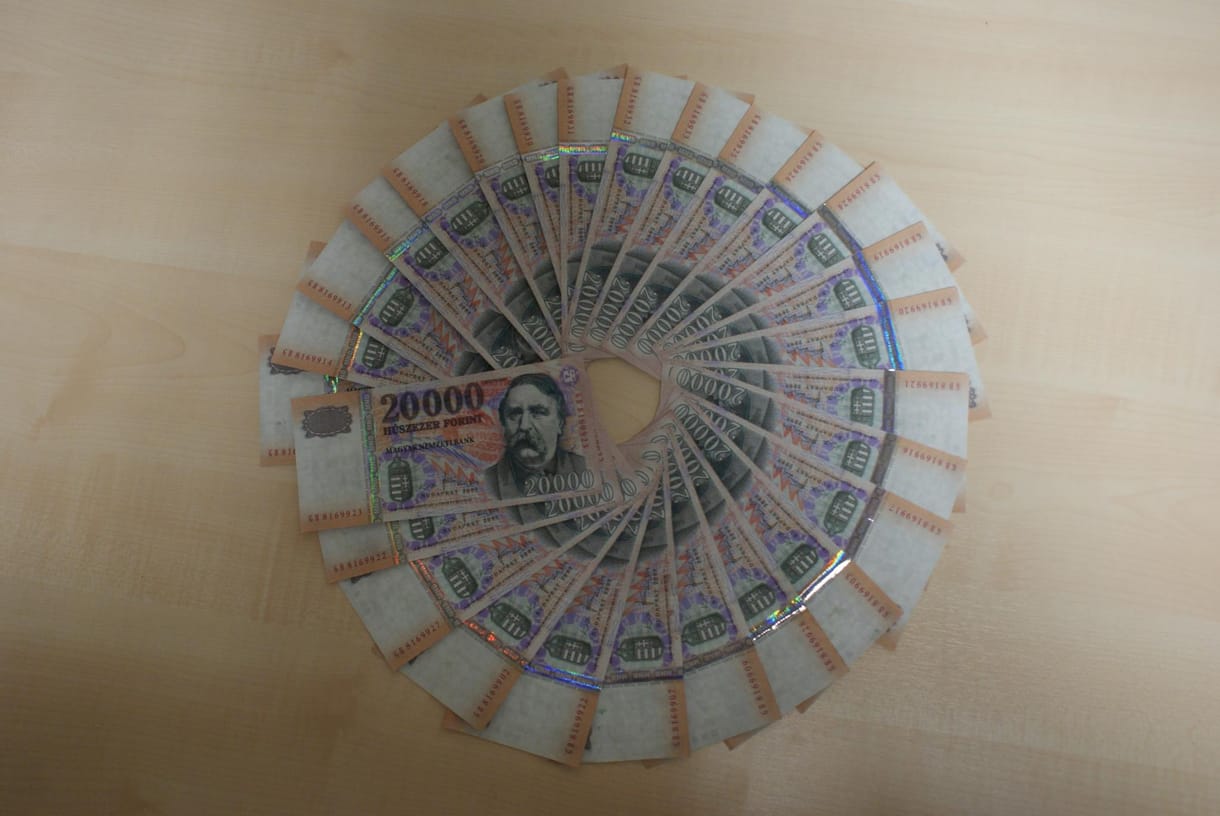 Fotók: a megtévesztésig hasonlítanak az igazira a hamisított milliók