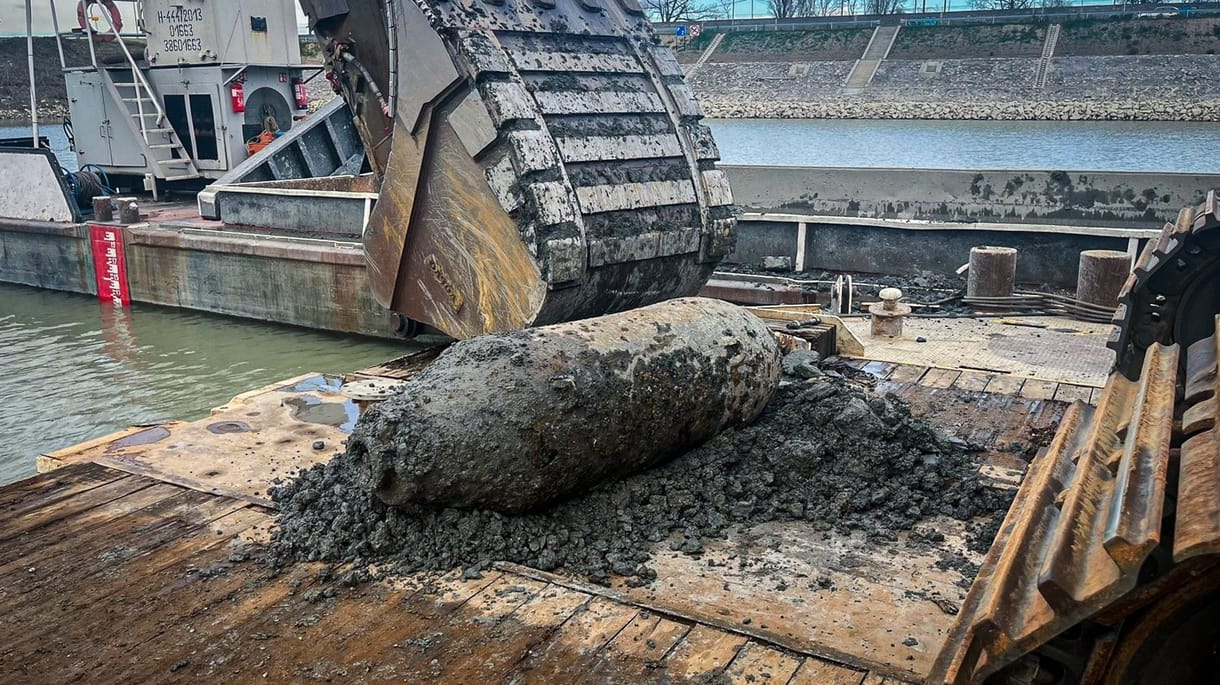 Második világháborús bombát hatástalanítottak Csepelnél