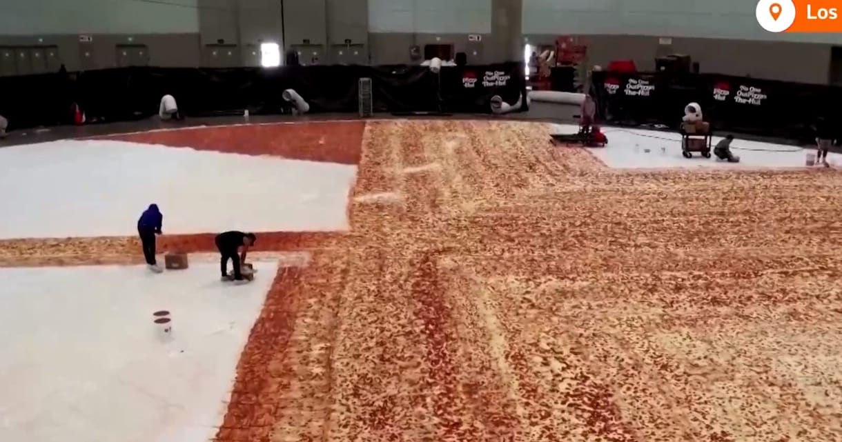 Kolbászos pizzaszörnnyel törnek világrekordra Los Angelesben – videó