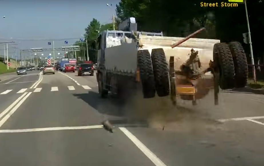Elég ijesztő, amikor menet közben szakad ki a teherautó tengelye – videó