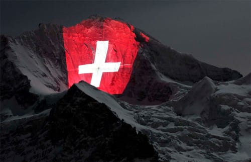 Elképesztő fényjáték díszíti a svájci Alpokat