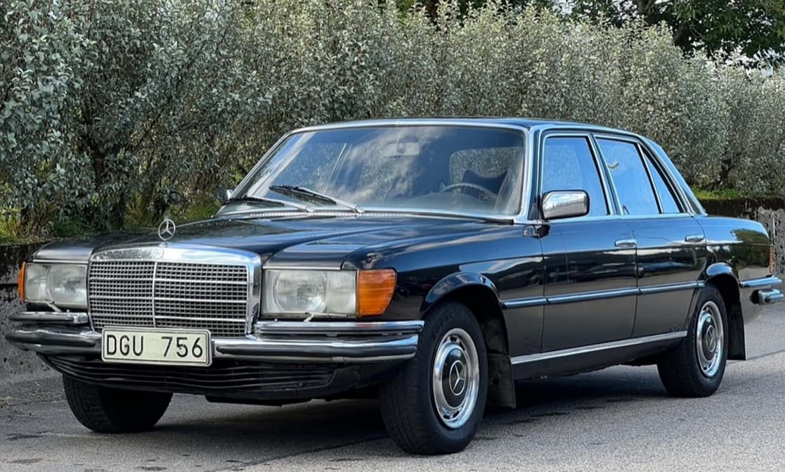 50 éve uralkodik a svéd király, és most eladó a régi luxus Mercedese