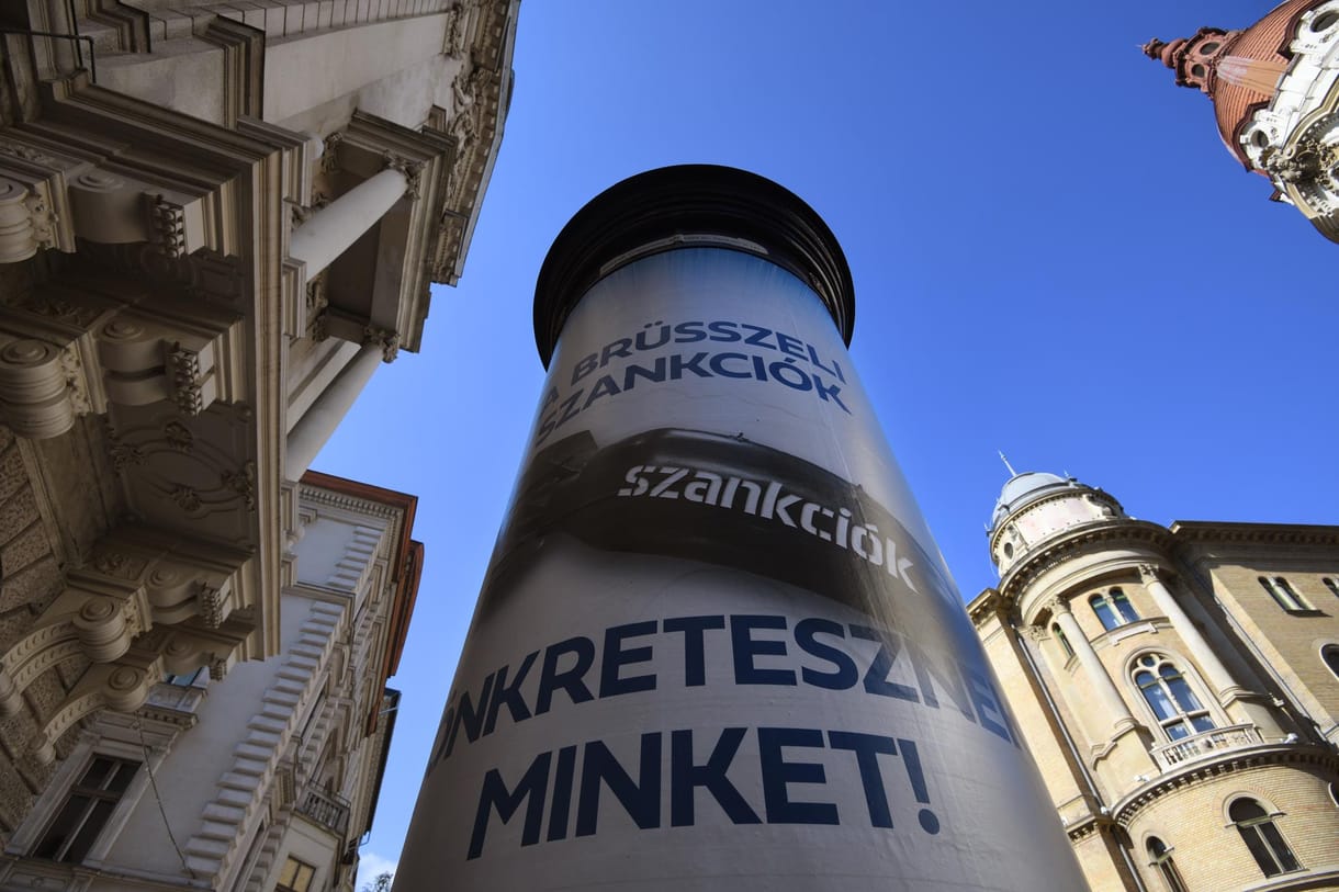 A Reklámszövetség ezzel az indoklással nem vizsgálja a kormány bombás hirdetését: Nem. De igen. De nem.