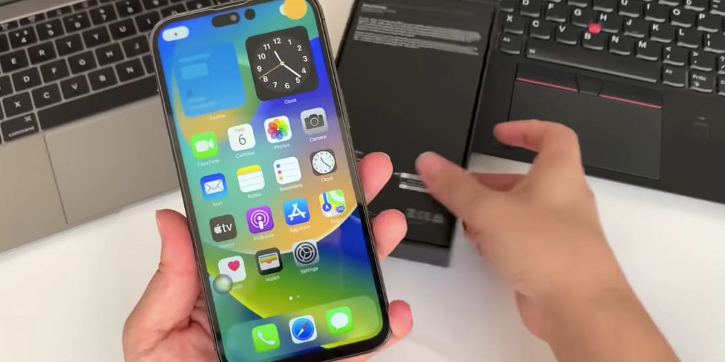 Még be sem mutatták az iPhone 14 Prót, de van, ahol már kapható – Androiddal