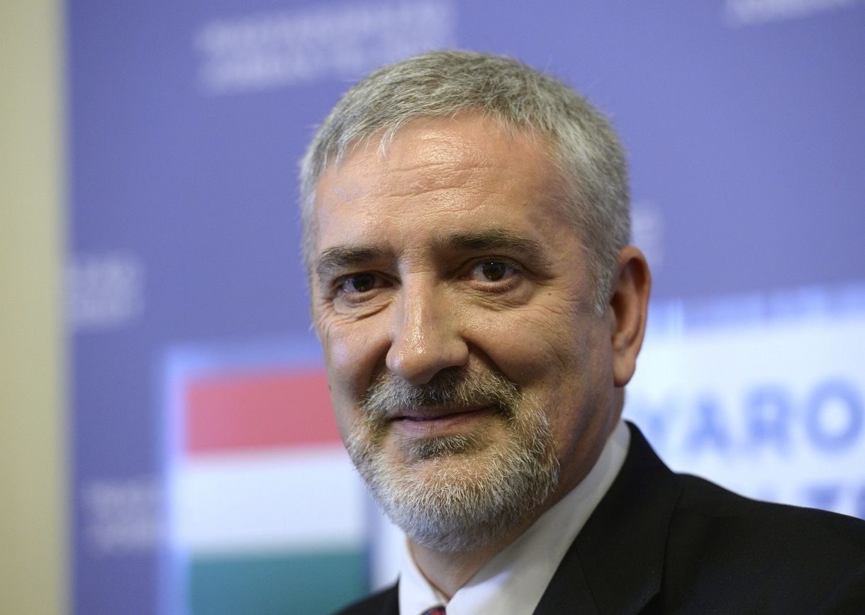 Naponta váltogatja véleményét Halász János