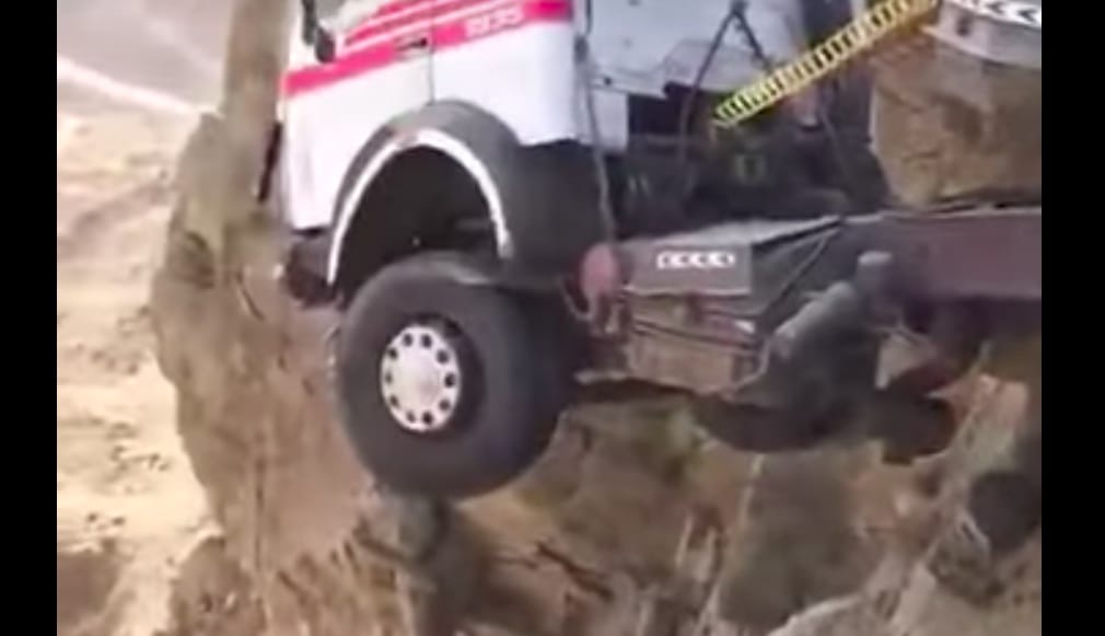 A szakadék szélén, a levegőben lógva állt meg a kamion – videó