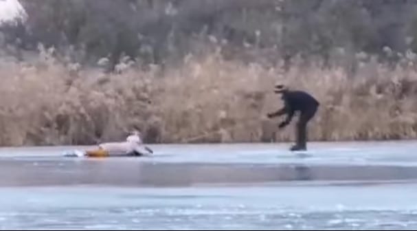 Videóra vették, ahogy kimentenek egy korcsolyázó nőt Tihanyban a beszakadt jégből