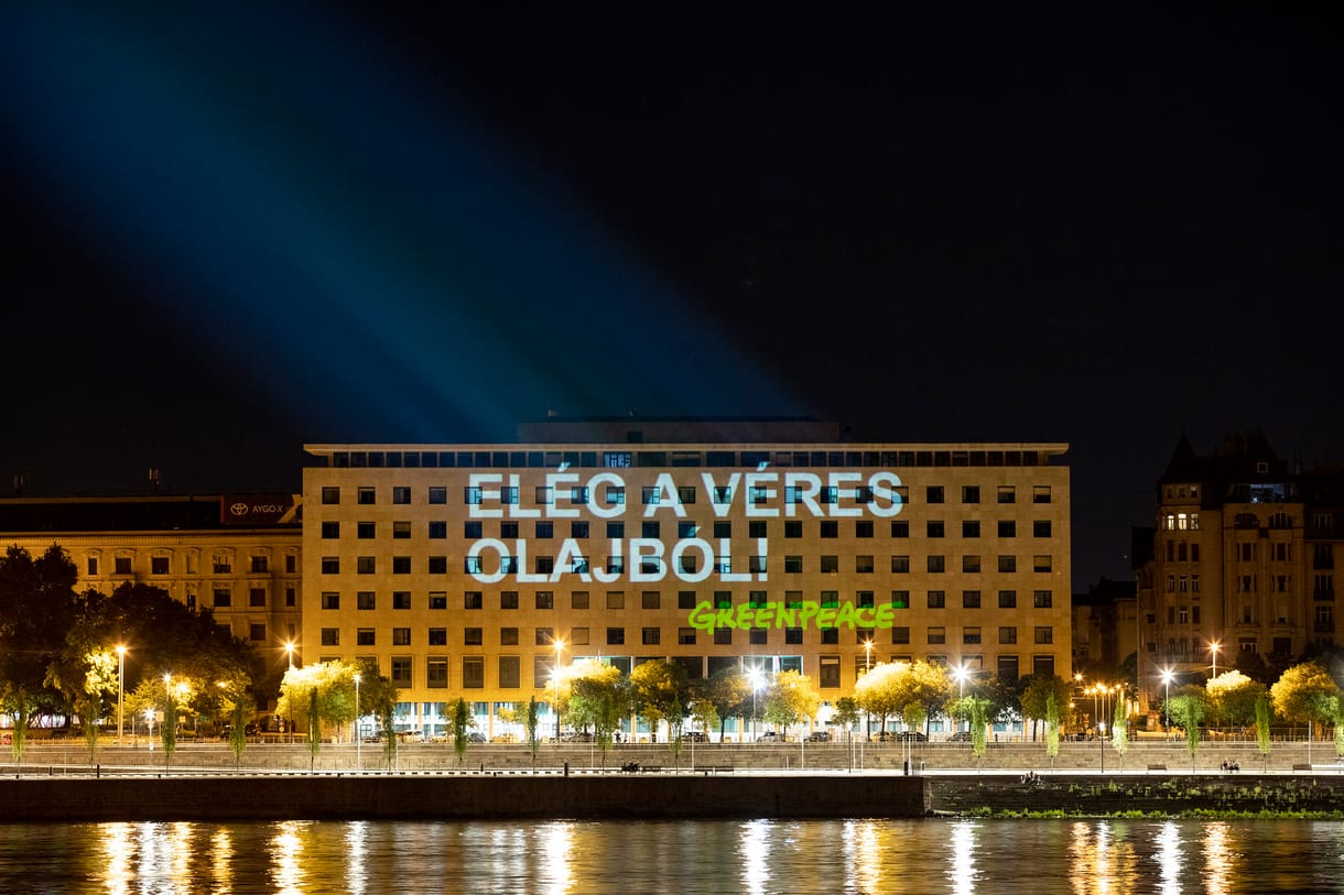 Orbán Viktornak üzent a Greenpeace: Elég a véres olajból!