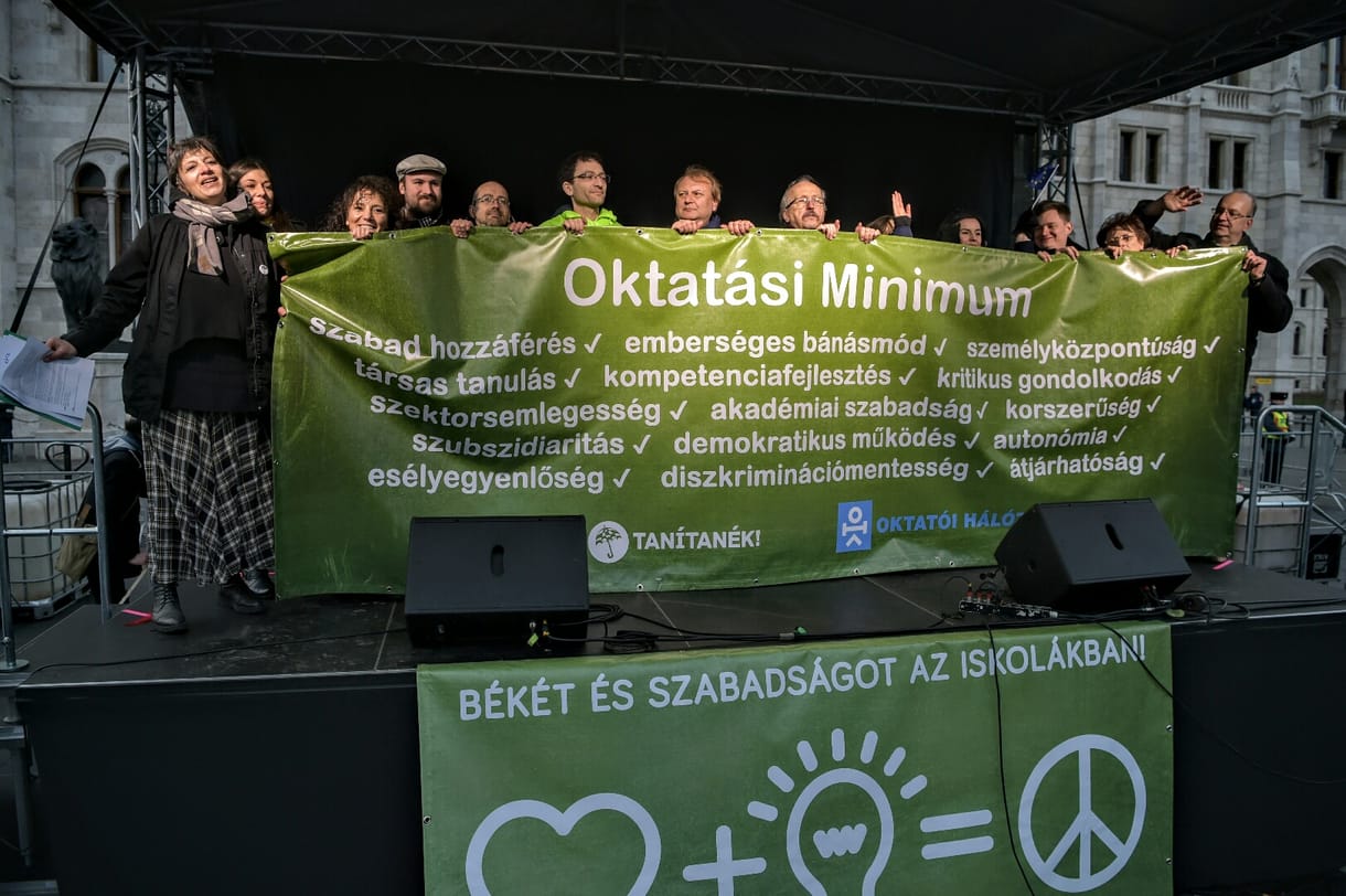 Iskolai békéért tüntettek a Kossuth téren, kidolgozták az oktatási minimumot