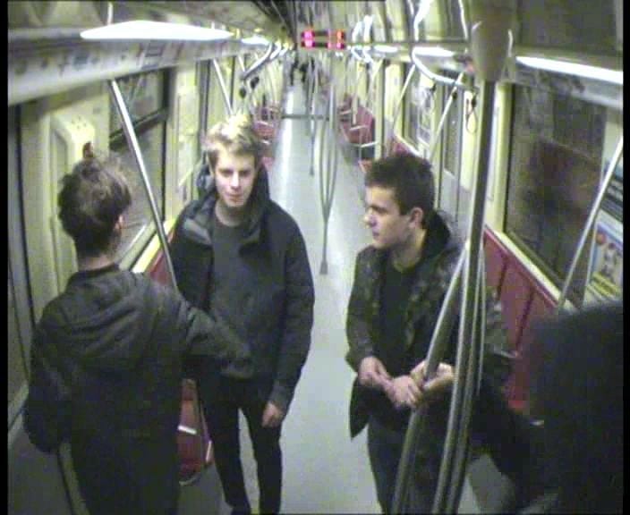 Összefirkálták a 2-es metrót, keresik őket a rendőrök – fotók