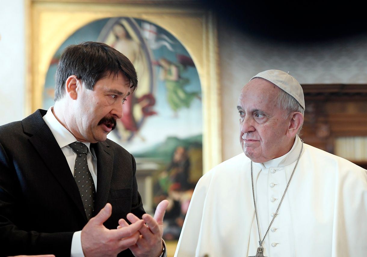 Áder azért ment Ferenc pápához, hogy Magyarországra hívja – fotók