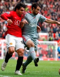 Videó: Carlos Tevez táskacipelőnek állt
