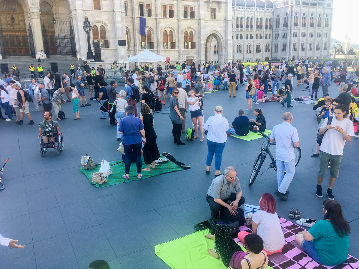 Pokrócos piknikkel tüntettek a Parlament előtt