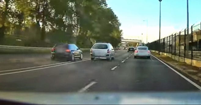 Dupla záróvonalas előzés után még a büntetőfékezés is belefért egy autósnak – videó