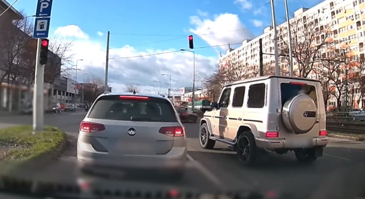 Piroson át, szembe a forgalommal sietett a Mercedes G-osztály sofőrje az Árkádba - videó