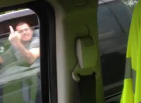 Keménykedett, beintett, majd összetörte az autóját – videó
