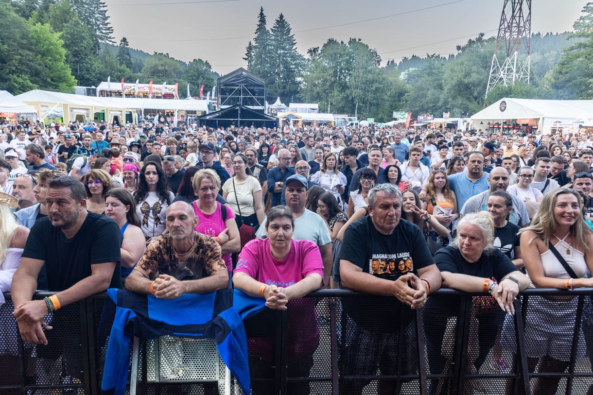 Szivárványos zászló tűnt fel a Tusványos színpadán