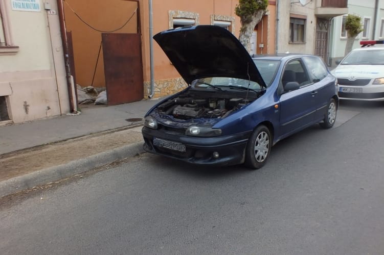 Két ugyanolyan kocsija volt, azon variálta a rendszámot egy autós