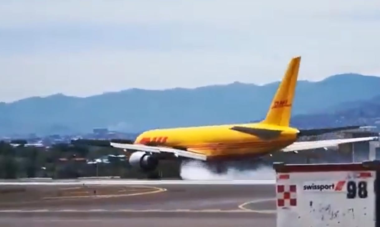 Kényszerleszállás után kettétörött a DHL egyik repülőgépe, videó készült a balesetről