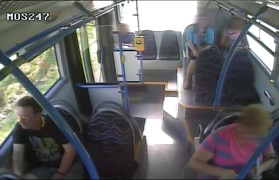 Buszon felejtett laptopot vitt el ez a férfi - fotó