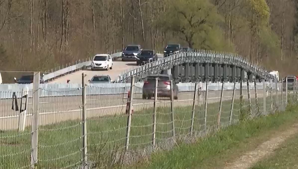 Svájc már a jövőben él: mobil hidat húznak az út fölé, hogy egy felújításnál ne bénuljon meg a forgalom – videó