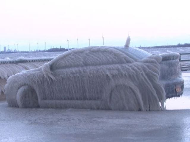 Na, ezért nem szabad télen egy tó partján parkolni – videó