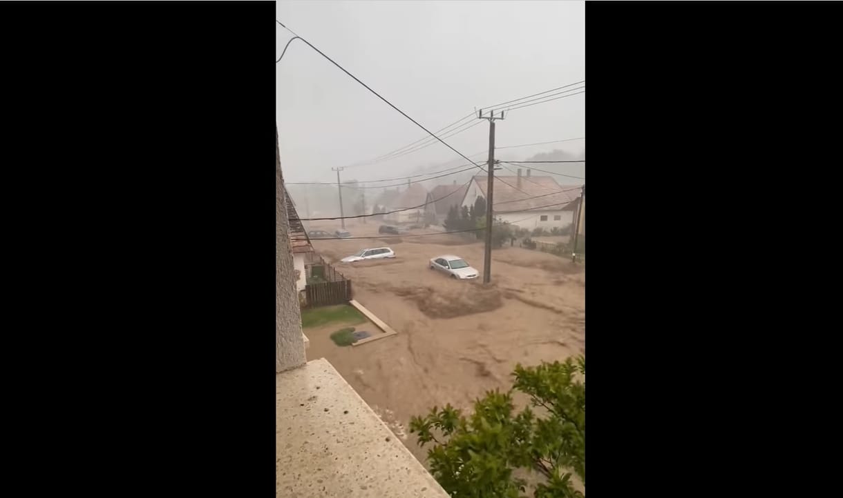Sárfolyam sodort el autókat Tolnában – videó