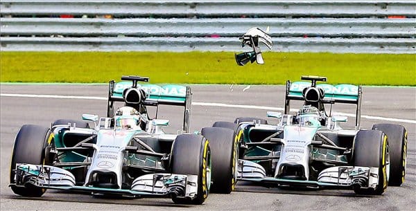 A Mercedes vezetői kiakadtak Rosbergre, aki elismerte, szándékosan ütötte ki Hamiltont