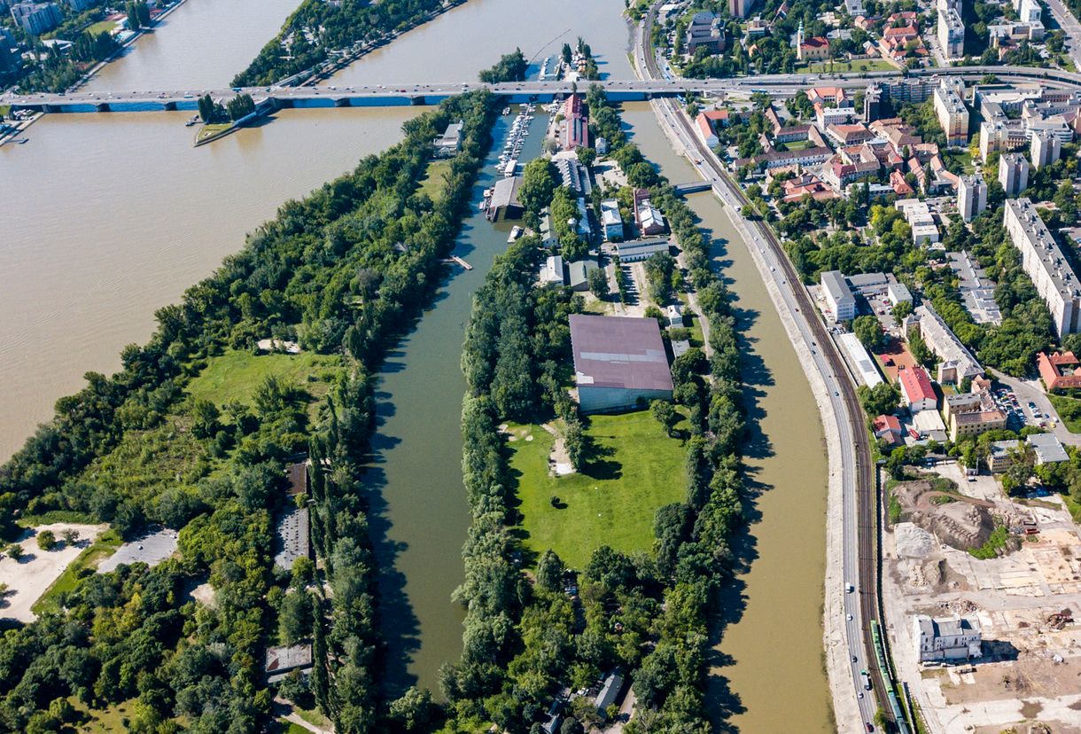 Új nagyberuházással vennének el még több területet a Dunától