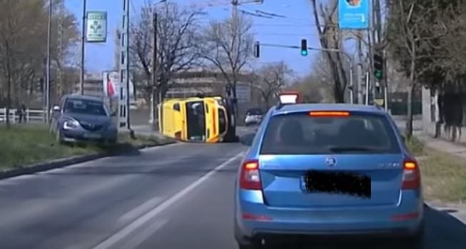 Felfüggesztett fogházbüntetést kaphat az ittas autós, aki miatt felborult egy mentőautó