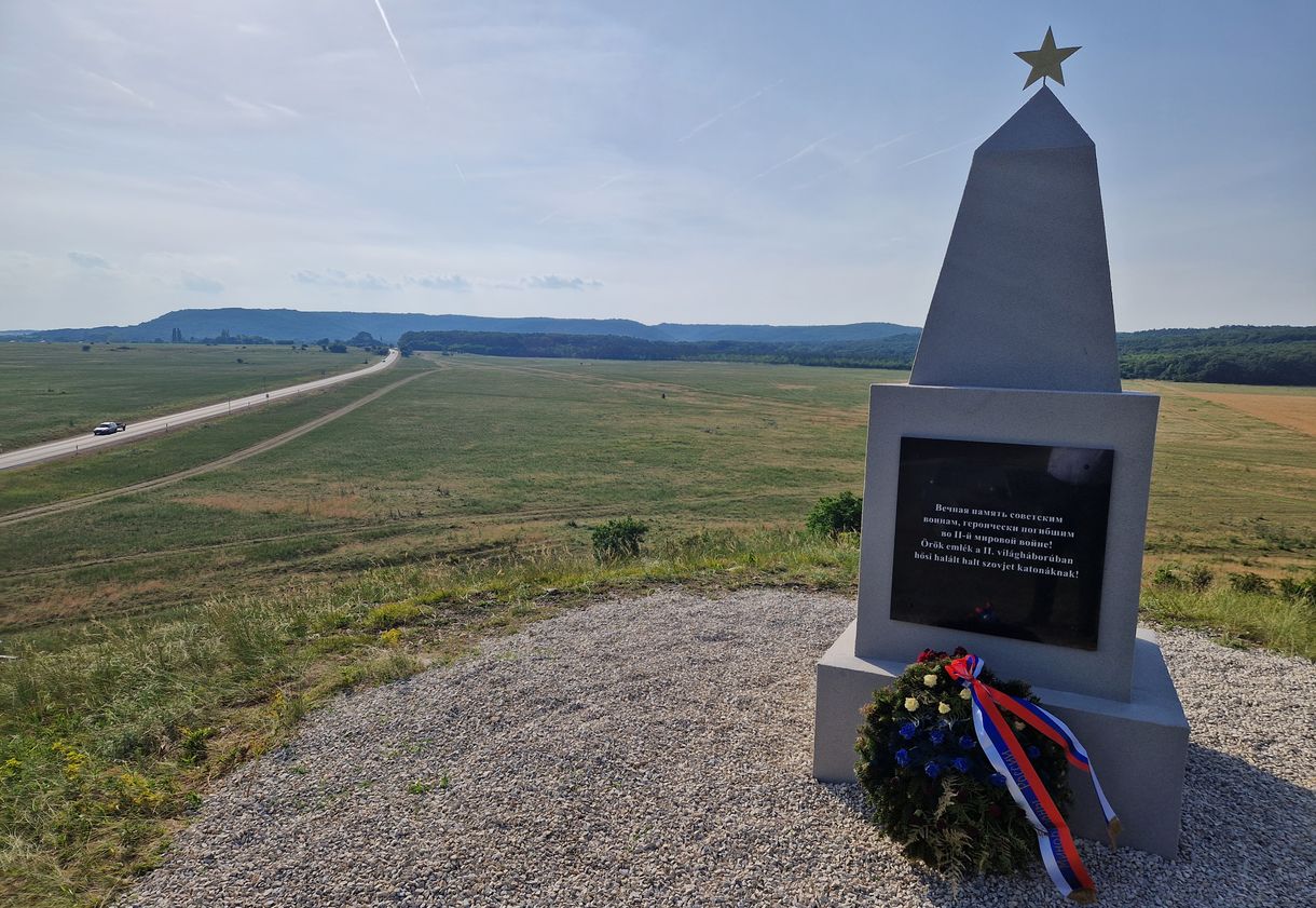 Megszólalt a csákberényi szovjet emlékművet letakaró aktivista: szerinte „mára Oroszország saját felségterületének tekinti Magyarországot”