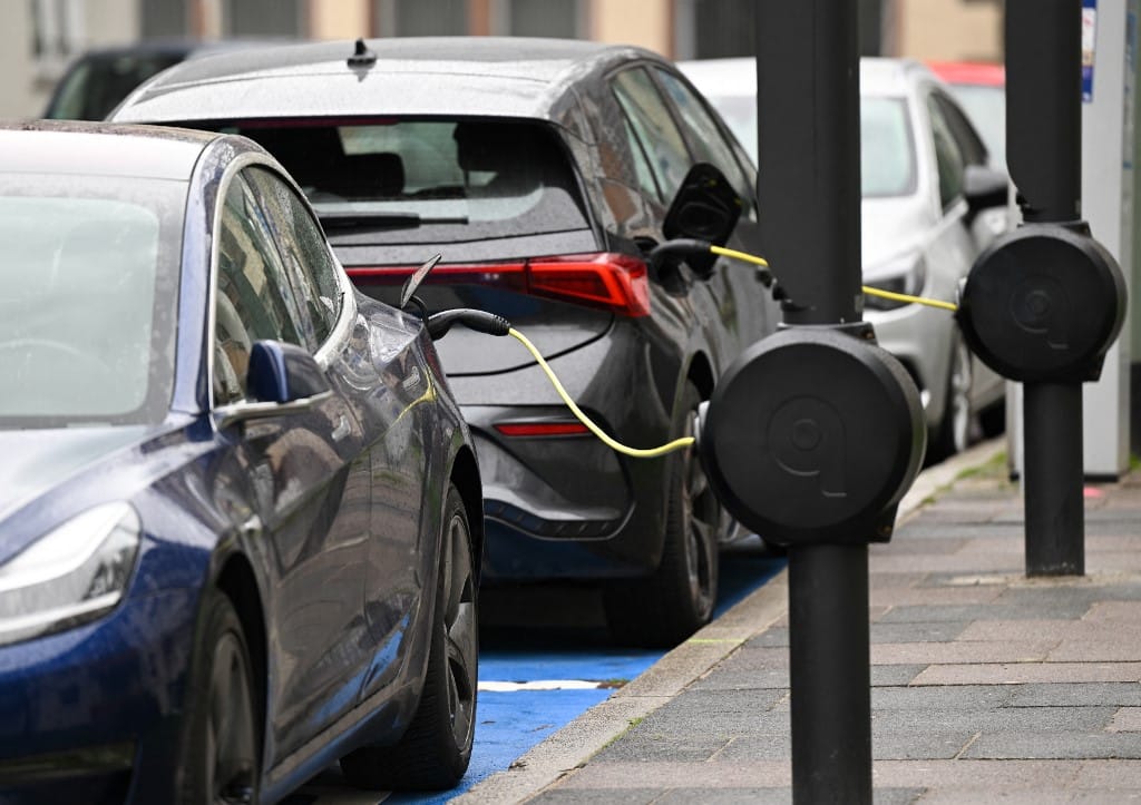 Hatvanmilliárd forinttal pörgeti fel a kormány az elektromos autós átállást 