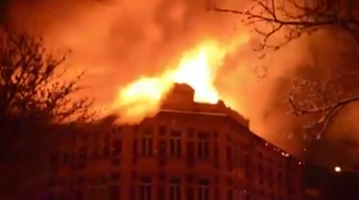 Videó: Teljesen leégett a kassai egyetem teteje