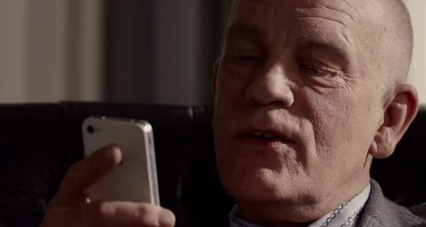 John Malkovich a sztárja a legújabb Apple reklámoknak