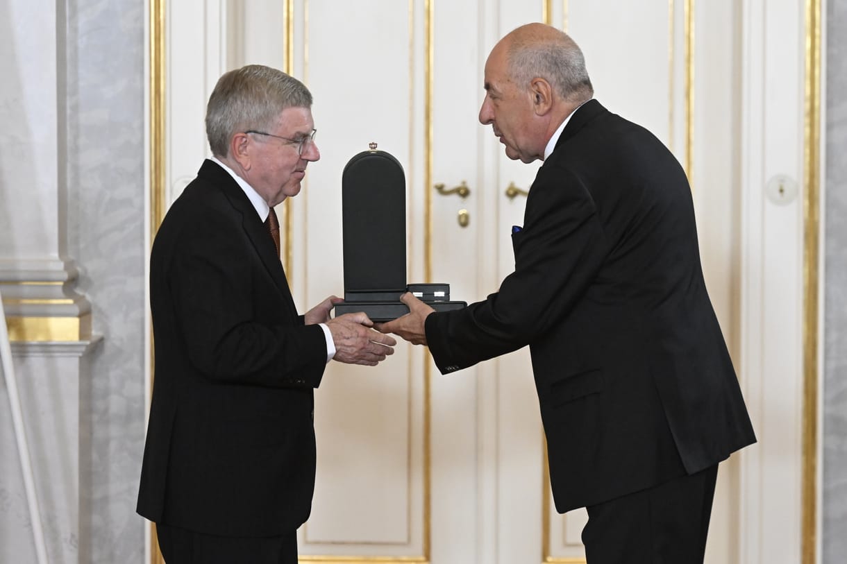Sulyok Tamás kitüntette a Nemzetközi Olimpiai Bizottság leköszönő elnökét is