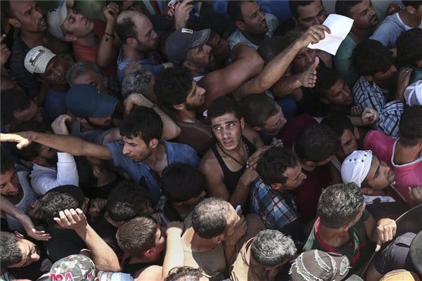Nem tudnak megbirkózni a migránsok tömegével Kósz szigetén