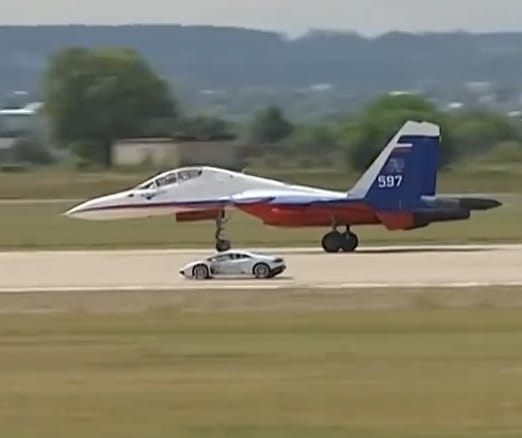 Gyorsulási verseny orosz módra: Lamborghini vs. vadászgép