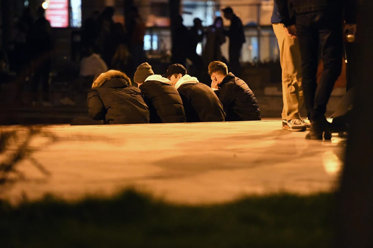 “November óta alig találkoztam emberekkel, ennyi kockázatot vállalhatok” - kirajzott az utcára Budapest péntek este